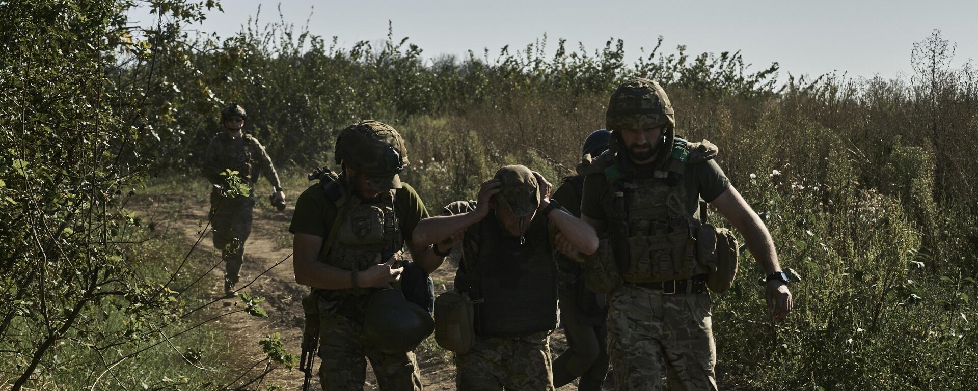 Militares ucranianos ajudam a evacuar um soldado ferido na linha de frente perto de Bakhmut, região de Donetsk, 30 de agosto de 2023 - Sputnik Brasil, 1920, 25.09.2024