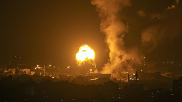 Fogo e fumaça aumentam após um ataque aéreo israelense no norte da Faixa de Gaza, 2 de maio de 2023 - Sputnik Brasil
