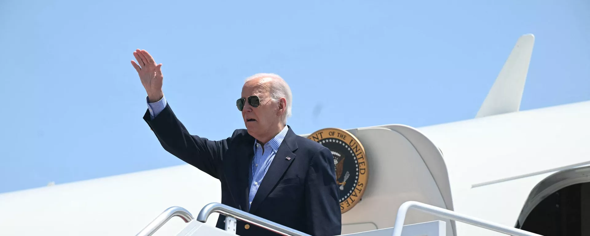 O presidente dos EUA, Joe Biden, acena ao embarcar no Força Aérea Um na Base Conjunta Andrews, em Maryland, em 5 de julho de 2024 - Sputnik Brasil, 1920, 22.07.2024