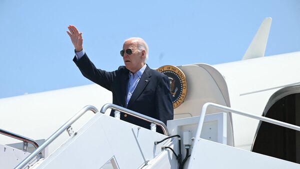O presidente dos EUA, Joe Biden, acena ao embarcar no Força Aérea Um na Base Conjunta Andrews, em Maryland, em 5 de julho de 2024 - Sputnik Brasil