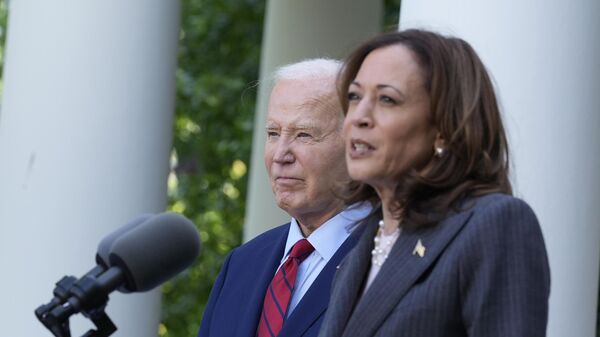 O presidente Joe Biden ouve o discurso da vice-presidente Kamala Harris no Rose Garden da Casa Branca em Washington, 13 de maio de 2024 - Sputnik Brasil
