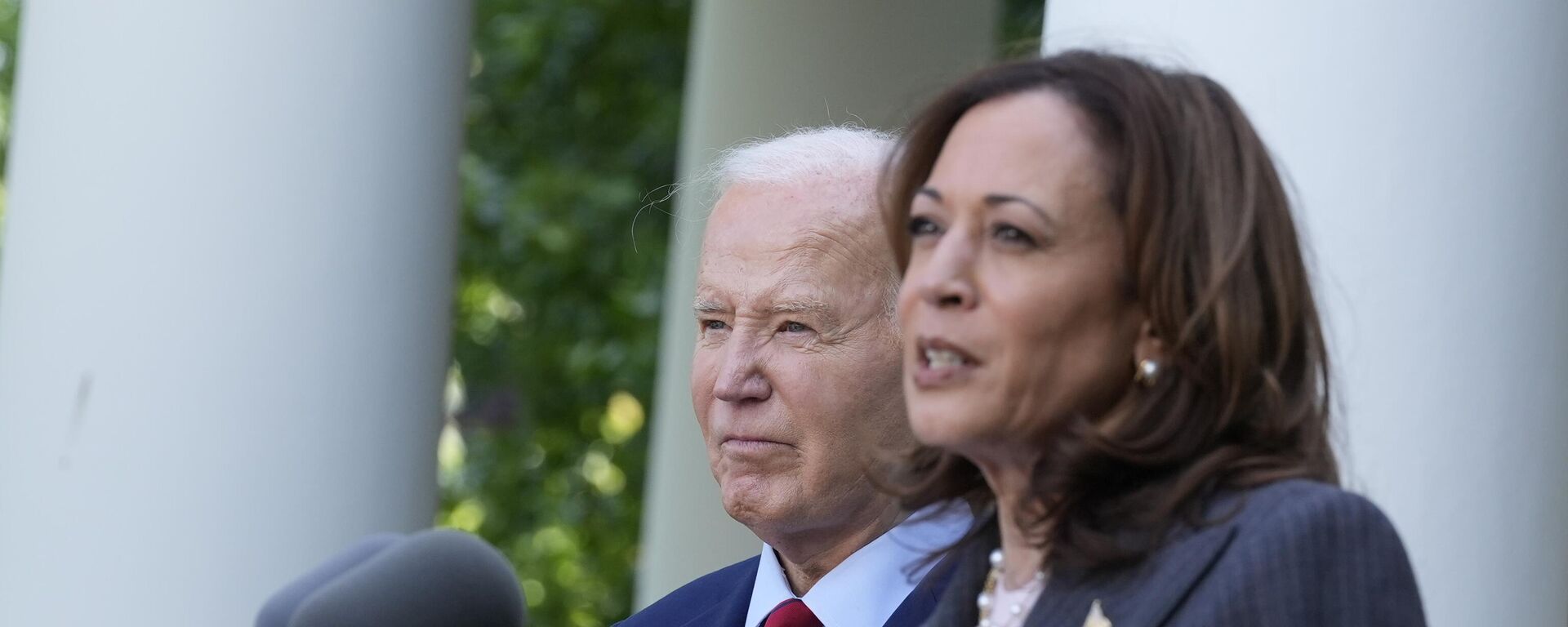 O presidente Joe Biden ouve o discurso da vice-presidente Kamala Harris no Rose Garden da Casa Branca em Washington, 13 de maio de 2024 - Sputnik Brasil, 1920, 27.07.2024