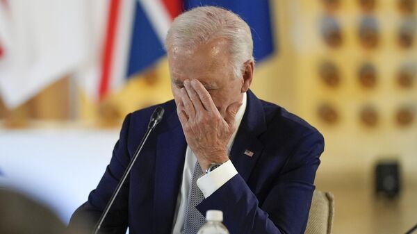 O presidente Joe Biden tocando o rosto enquanto participa de um evento na cúpula do G7 em Borgo Egnazia, Itália, 13 de junho de 2024 - Sputnik Brasil