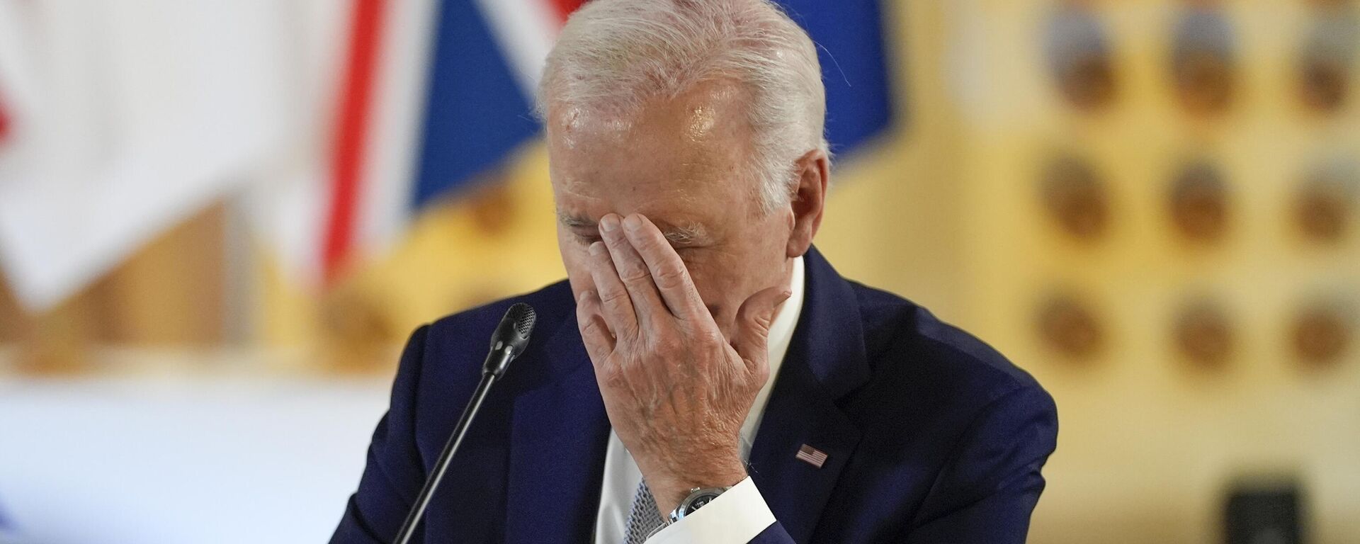 O presidente Joe Biden tocando o rosto enquanto participa de um evento na cúpula do G7 em Borgo Egnazia, Itália, 13 de junho de 2024 - Sputnik Brasil, 1920, 07.11.2024