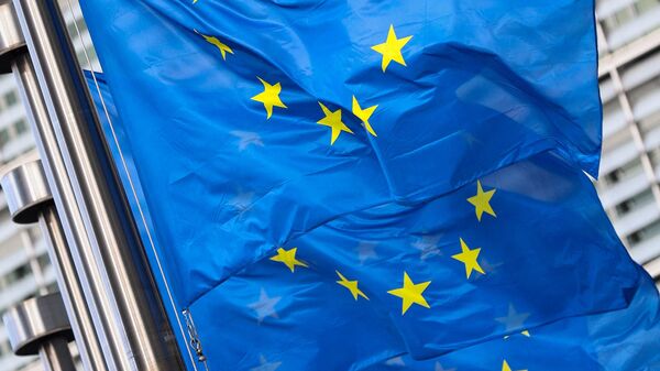 Bandeiras da União Europeia (UE) tremulam fora do edifício da Comissão Europeia em Bruxelas, 1º de junho de 2022 - Sputnik Brasil