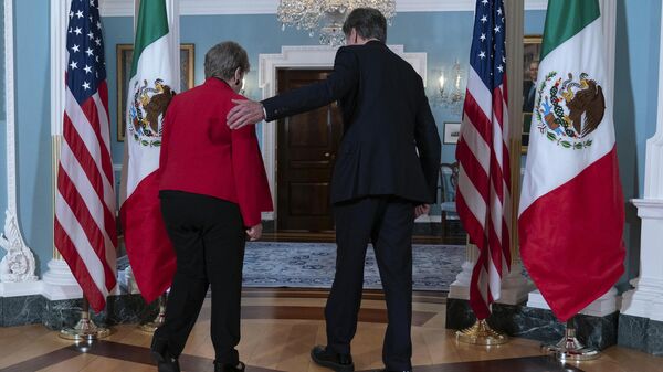 Secretário de Estado Antony Blinken, à direita, acompanhado pela Secretária de Relações Exteriores do México, Alicia Bárcena, saindo após falar com a mídia após uma reunião bilateral no Departamento de Estado em Washington, 17 de julho de 2024 - Sputnik Brasil