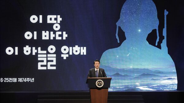 O presidente da Coreia do Sul, Yoon Suk Yeol, discursa durante uma cerimônia realizada para marcar o 74º aniversário do início da Guerra da Coreia de 1950-1953, em Daegu, em 25 de junho de 2024 - Sputnik Brasil