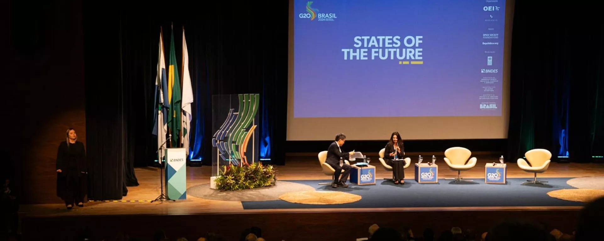 Ha-Joon Chang, professor de economia na Universidade de Londres; e Helena Tenório, diretora do BNDES no evento States of the Future, do G20. Rio de Janeiro, 23 de julho de 2024 - Sputnik Brasil, 1920, 23.07.2024