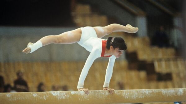 Ginasta soviética Natalia Vitalyevna durante apresentação nos Jogos Olímpicos de 1980, quando foi bicampeã na trave e no solo. Moscou, julho de 1980 - Sputnik Brasil