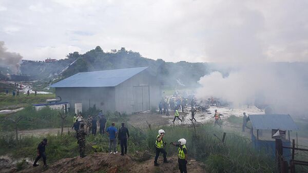 Operações de resgate em andamento no local de um acidente, durante o qual um avião da companhia aérea nepalesa Saurya Airlines caiu durante a decolagem no Aeroporto Internacional de Tribhuvan, em Katmandu, Nepal, 24 de julho de 2024 - Sputnik Brasil
