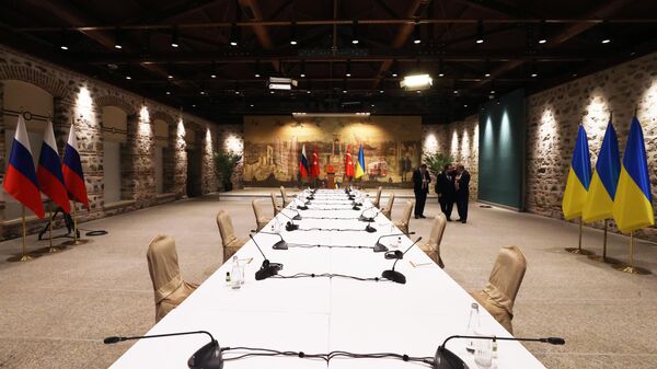 A mesa em que decorreram as negociações russo-ucranianas no Palácio Dolmabahçe, em Istambul, Turquia, em 2022 - Sputnik Brasil