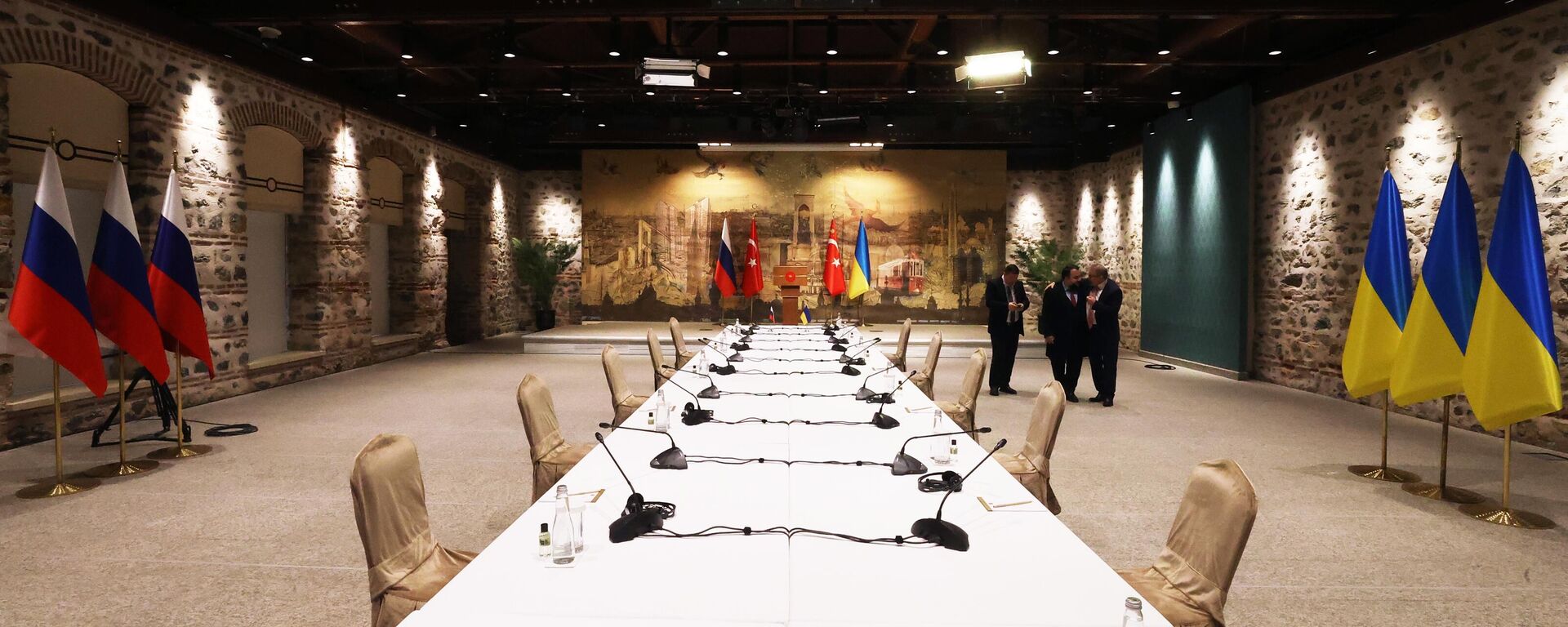 A mesa em que decorreram as negociações russo-ucranianas no Palácio Dolmabahçe, em Istambul, Turquia, em 2022 - Sputnik Brasil, 1920, 15.01.2025