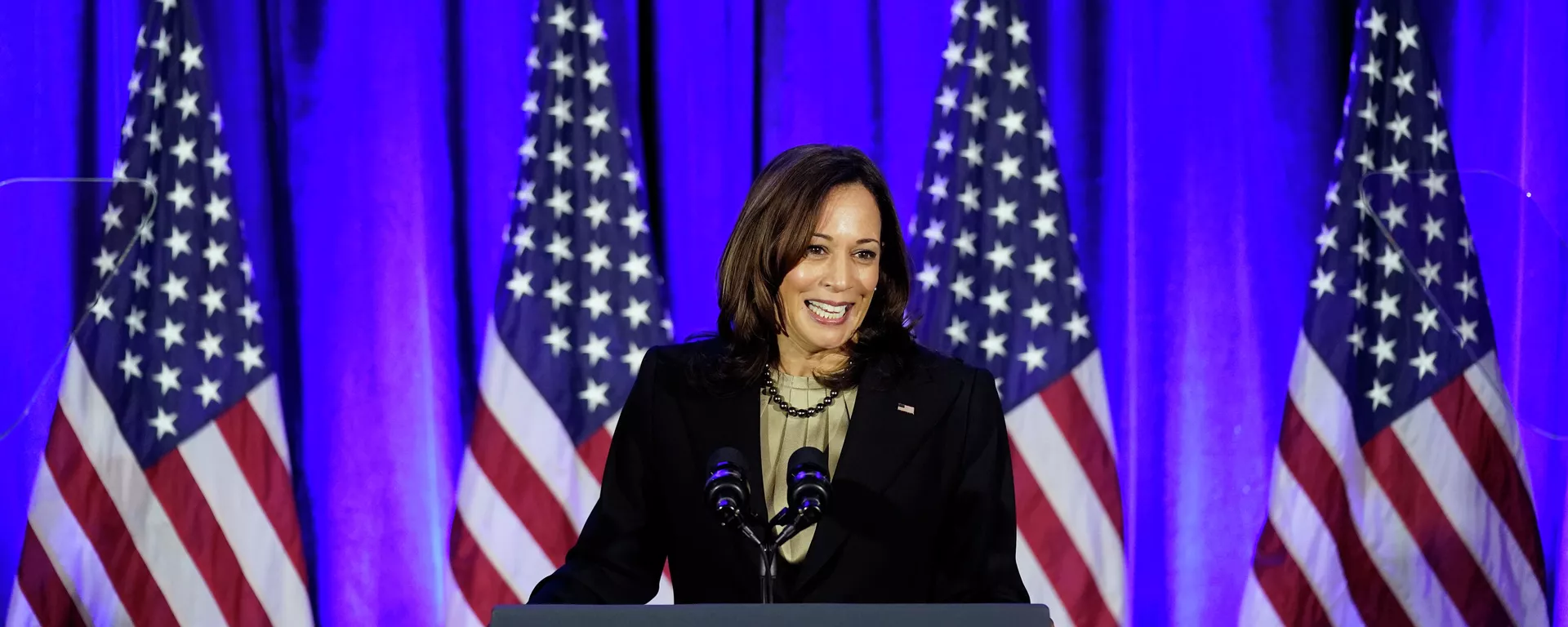 A vice-presidente Kamala Harris fala diante do presidente Joe Biden em uma festa de feriado do Comitê Nacional Democrata, em Washington, 14 de dezembro de 2021 - Sputnik Brasil, 1920, 25.07.2024