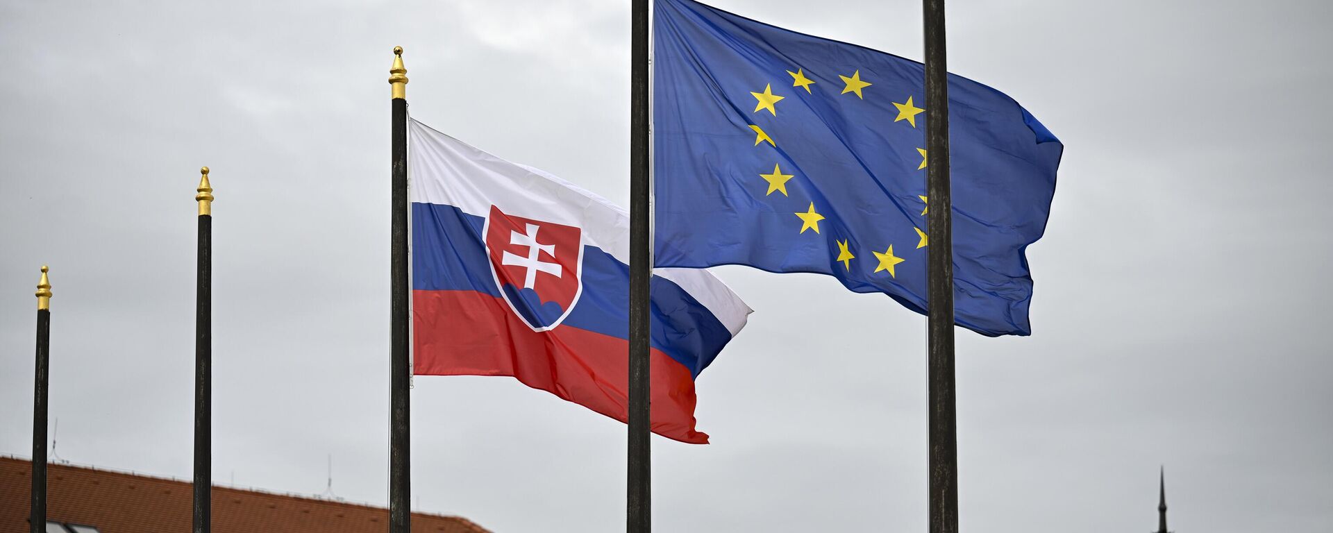 A bandeira nacional eslovaca (E) tremula ao lado da bandeira da União Europeia (UE) em frente ao Palácio Presidencial em Bratislava, Eslováquia, 5 de abril de 2024 - Sputnik Brasil, 1920, 25.07.2024