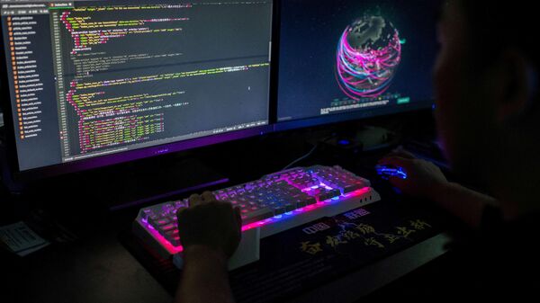 Membro do grupo de hackers Red Hacker Alliance em site que monitora ataques cibernéticos globais (foto de arquivo) - Sputnik Brasil