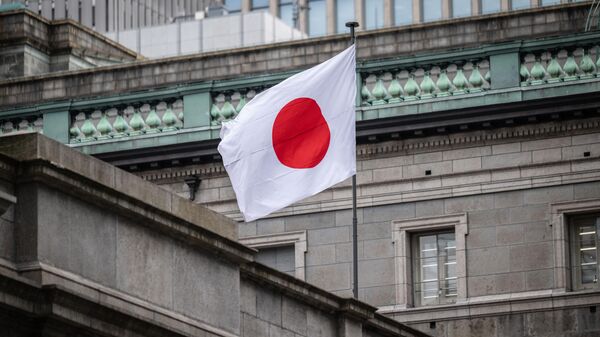 Bandeira nacional japonesa tremula na sede do Banco do Japão, em Tóquio, em 13 de junho de 2024 - Sputnik Brasil