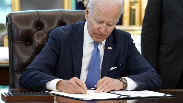 O presidente dos EUA, Joe Biden, sanciona a Lei de Empréstimo e Arrendamento de Defesa da Democracia da Ucrânia de 2022 na Casa Branca, em Washington, D.C., em 9 de maio de 2022 - Sputnik Brasil