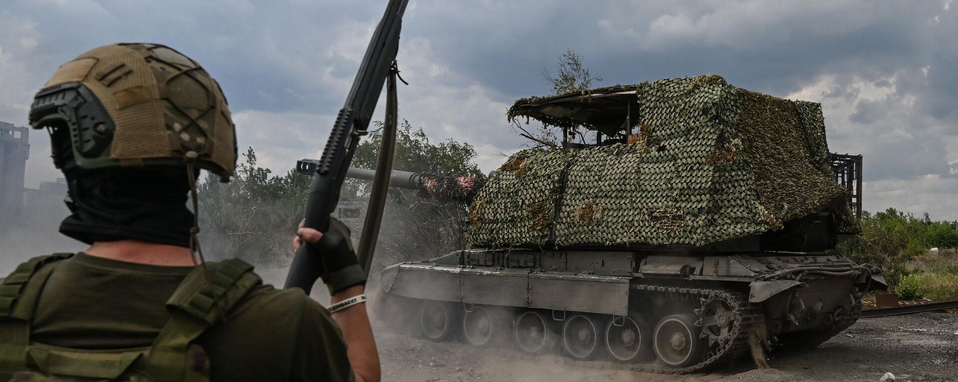 Militar com fuzil de caça vigia drones FPV durante ações de combate de sistema de artilharia autopropulsada Msta-S do Distrito Militar Central da Rússia na área de Avdeevka, durante operação militar especial, foto publicada em 23 de julho de 2024 - Sputnik Brasil, 1920, 26.12.2024