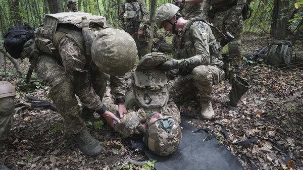 Soldados ucranianos da 3ª Brigada da Força-Tarefa Spartan participam de exercícios de treinamento tático e médico na região de Carcóvia, 22 de julho de 2024 - Sputnik Brasil