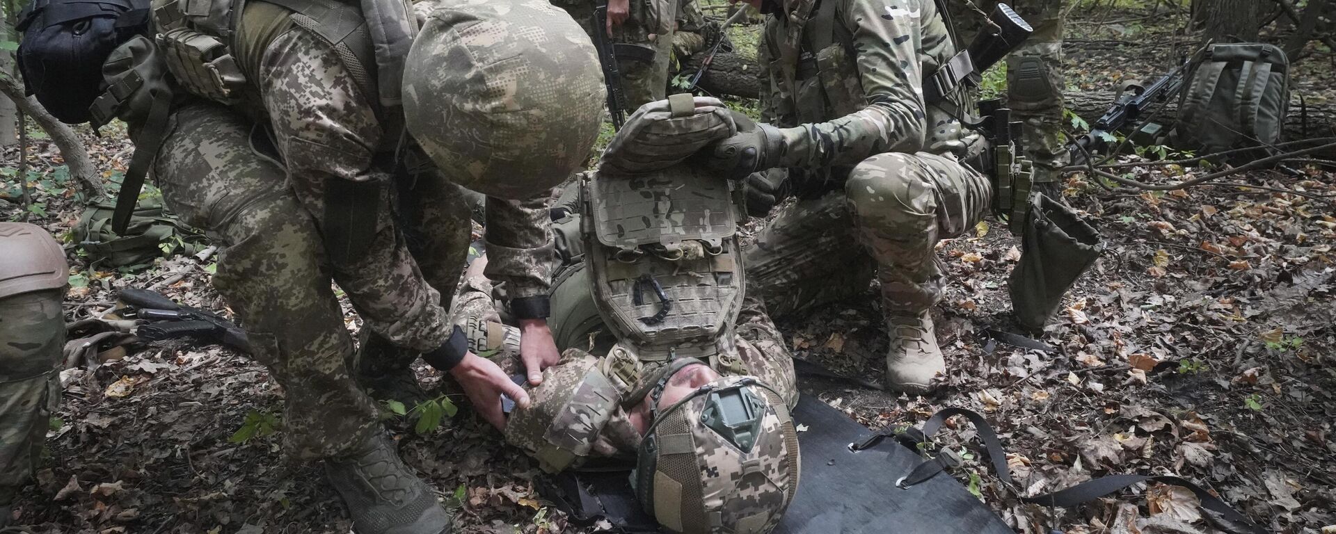 Soldados ucranianos da 3ª Brigada da Força-Tarefa Spartan participam de exercícios de treinamento tático e médico na região de Carcóvia, 22 de julho de 2024 - Sputnik Brasil, 1920, 31.10.2024