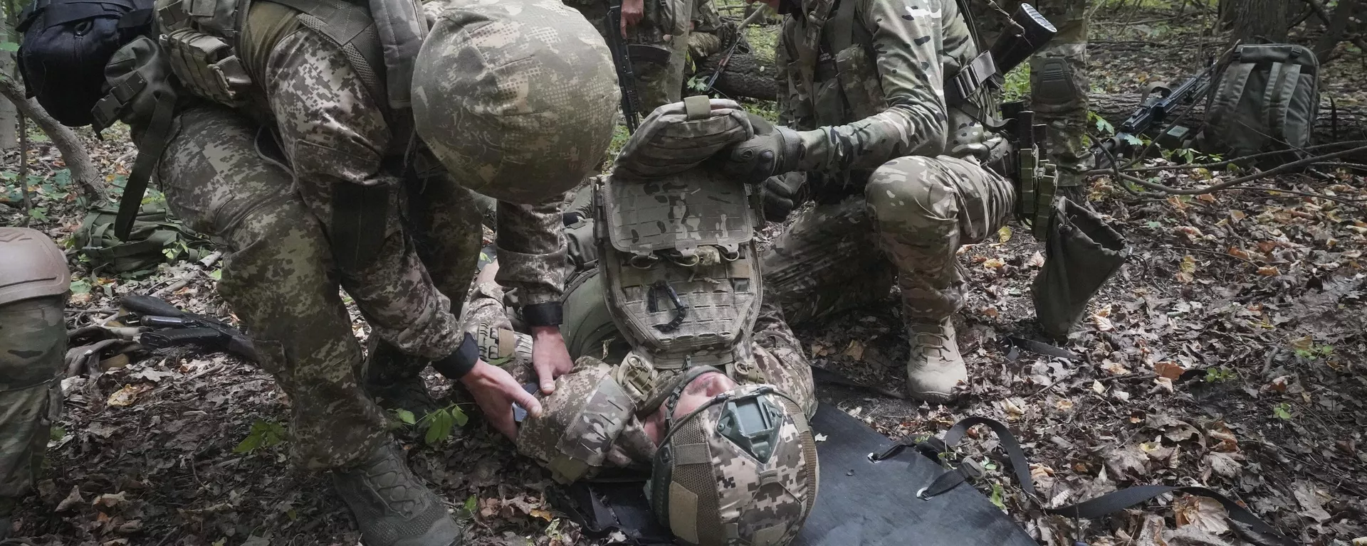 Soldados ucranianos da 3ª Brigada da Força-Tarefa Spartan participam de exercícios de treinamento tático e médico na região de Carcóvia, 22 de julho de 2024 - Sputnik Brasil, 1920, 10.08.2024