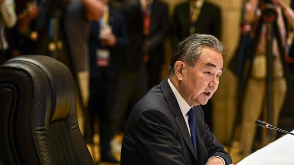 O Ministro das Relações Exteriores da China, Wang Yi, discursa durante a Conferência Pós-Ministerial da ASEAN com a China na 57ª Reunião de Ministros das Relações Exteriores da Associação das Nações do Sudeste Asiático (ASEAN) em Vientiane em 26 de julho de 2024 - Sputnik Brasil