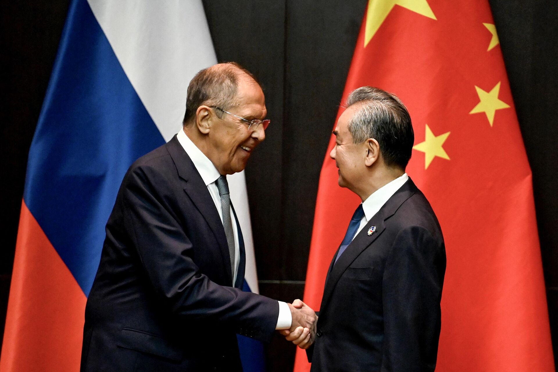 O Ministro das Relações Exteriores da China, Wang Yi (D), aperta a mão do Ministro das Relações Exteriores da Rússia, Sergei Lavrov, durante uma reunião ministerial à margem da 57ª Reunião de Ministros das Relações Exteriores da ASEAN, Vietnã, 25 de julho de 2024 - Sputnik Brasil, 1920, 26.07.2024