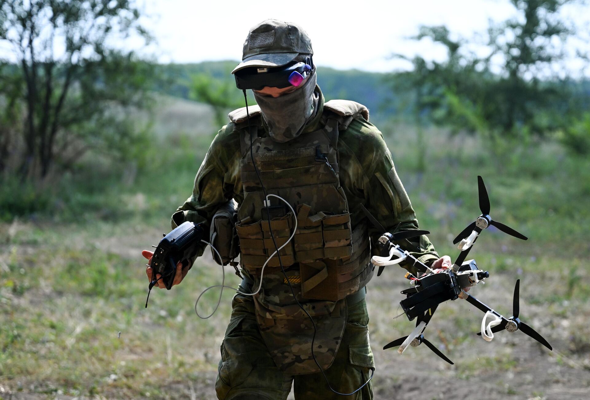 Um militar russo do Grupo de Forças Zapad (Oeste) participa de um treinamento de drone FPV no setor Kupyansk da linha de frente em meio à operação militar da Rússia na Ucrânia, 18 de julho de 2024 - Sputnik Brasil, 1920, 03.02.2025