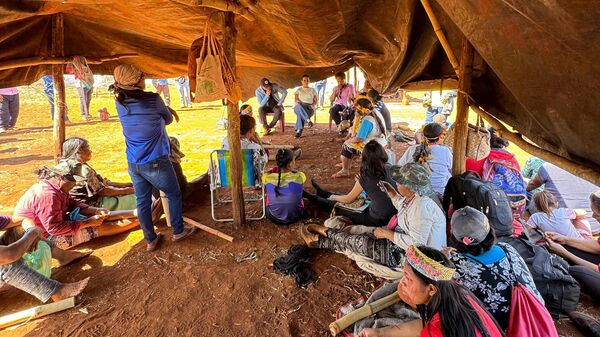 Indígenas fazem acampamento em meio à ocupação de território abrangido pela Terra Indígena Panambi-Lagoa Rica. Localidade tem sido alvo de disputas entre produtores rurais e guarani-kaiowá. Douradina, Mato Grosso do Sul, julho de 2024 - Sputnik Brasil