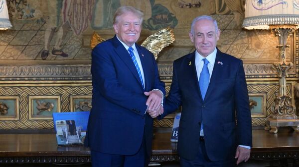 O ex-presidente Trump e o primeiro-ministro israelense, Benjamin Netanyahu, se encontram em Mar-a-Lago. Flórida, 26 de julho de 2024 - Sputnik Brasil