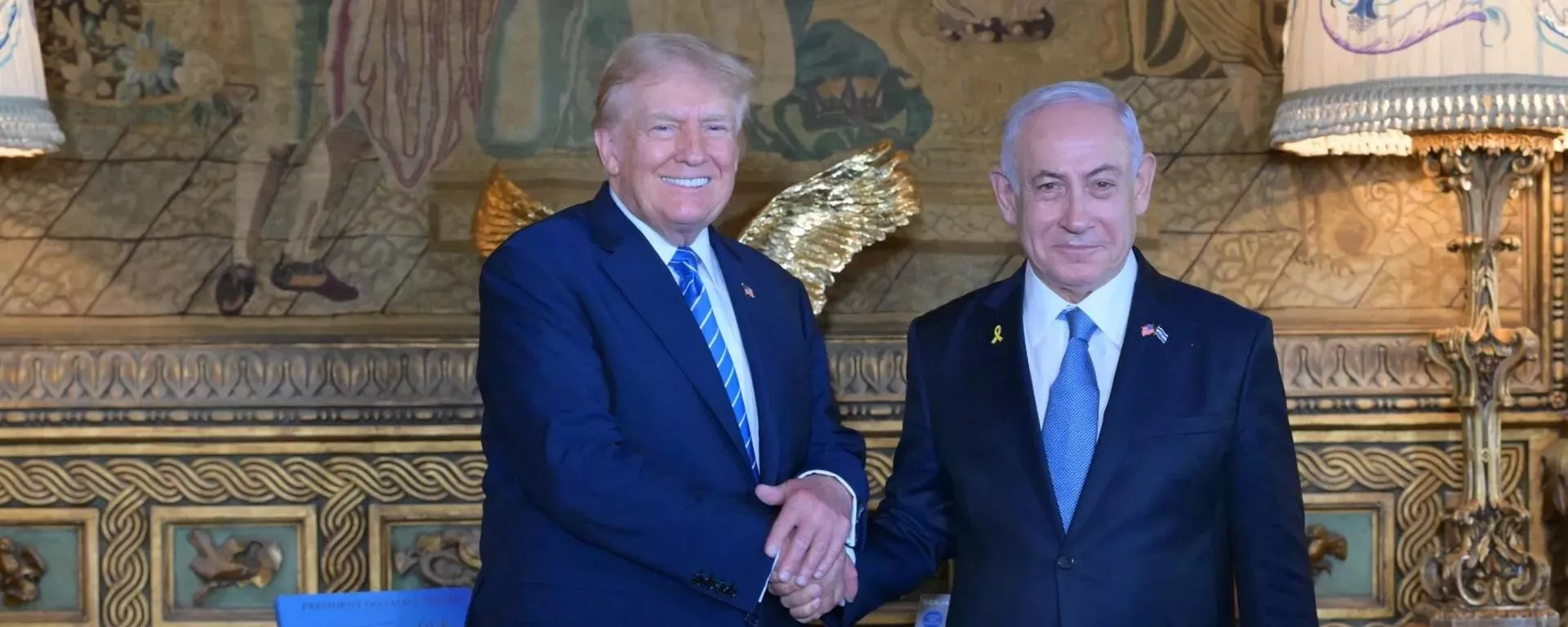 O ex-presidente Trump e o primeiro-ministro israelense Benjamin Netanyahu se encontram em Mar-a-Lago em 26 de julho de 2024 - Sputnik Brasil, 1920, 14.06.2025