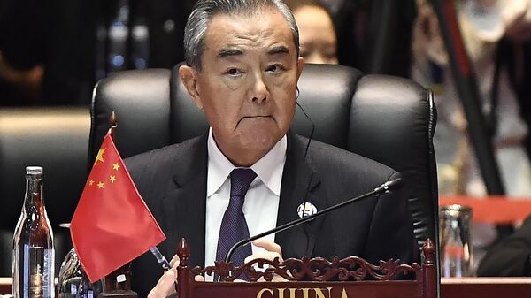 Wang Yi, ministro das Relações Exteriores da China, participa da 14ª Reunião de Ministros das Relações Exteriores da Cúpula do Leste Asiático na 57ª Reunião de Ministros das Relações Exteriores da Associação de Nações do Sudeste Asiático (ASEAN, na sigla em inglês) em Vientiane, Laos, 27 de julho de 2024 - Sputnik Brasil