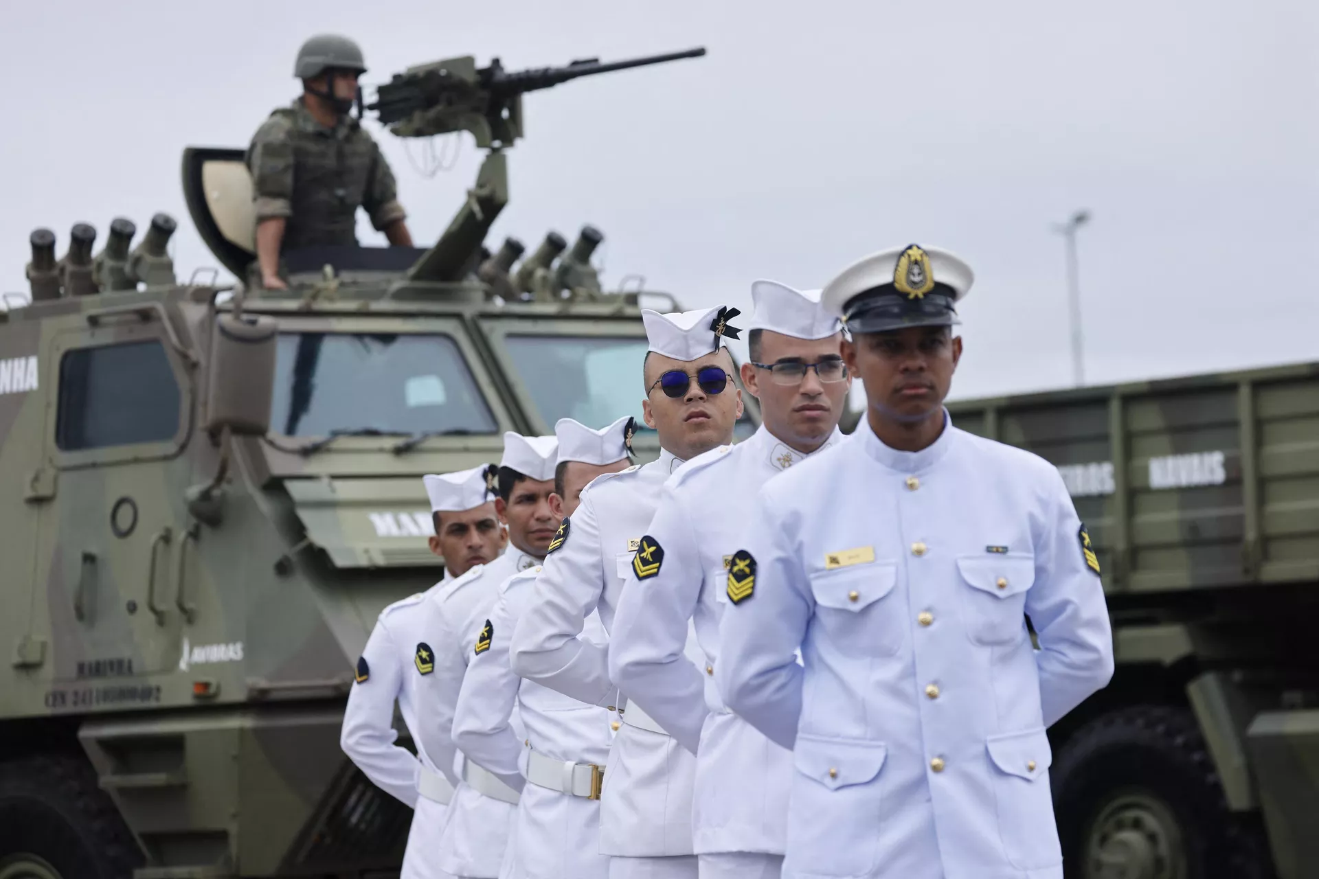 Soldados da Marinha do Brasil montam guarda durante o lançamento do submarino Tonelero na Base Naval de Itaguaí, em Itaguaí, Estado do Rio de Janeiro, Brasil, em 27 de março de 2024 - Sputnik Brasil, 1920, 01.08.2024