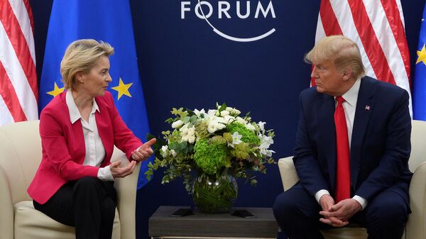 O presidente dos EUA, Donald Trump, fala com a presidente da Comissão Europeia, Ursula von der Leyen, antes de sua reunião no Fórum Econômico Mundial em Davos, 21 de janeiro de 2020 - Sputnik Brasil