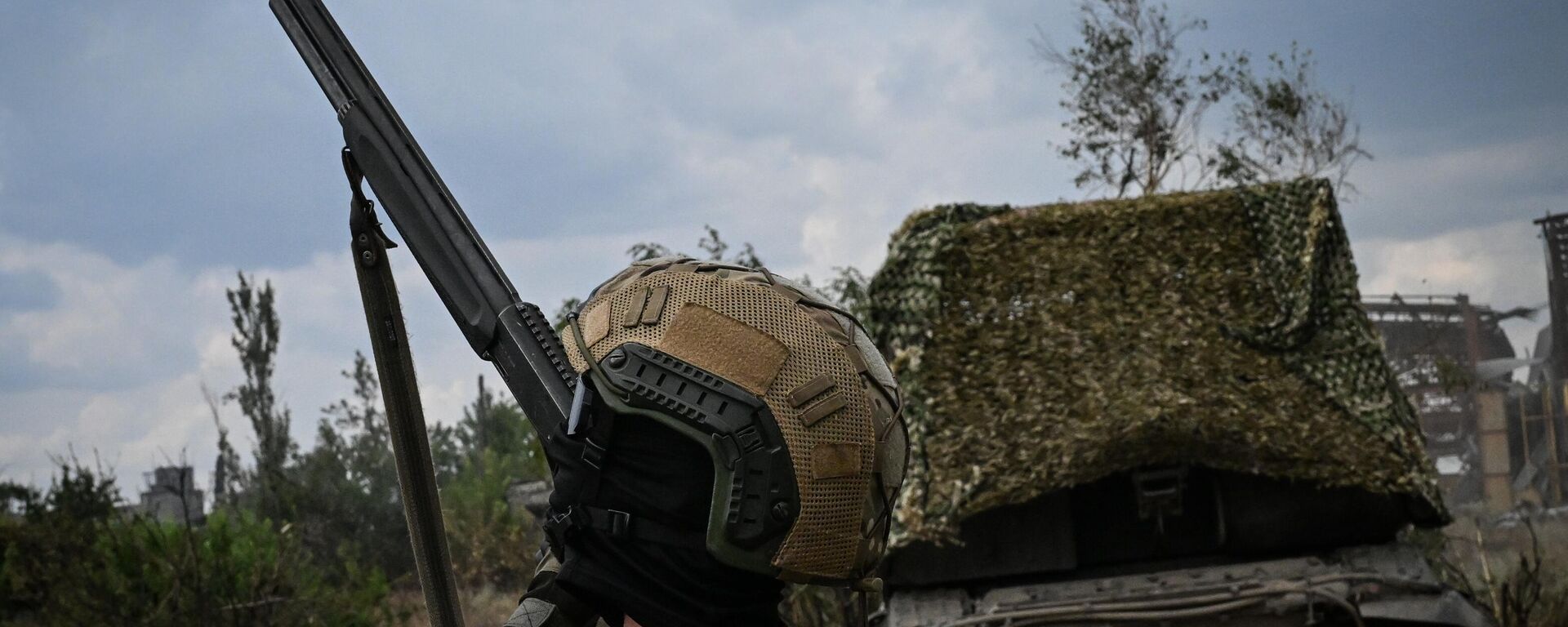 Militar com fuzil de caça observa drones FPV durante combate usando sistema de artilharia autopropulsada Msta-S do Distrito Militar Central da Rússia na área de Avdeevka, durante operação militar especial russa, foto publicada em 23 de julho de 2024 - Sputnik Brasil, 1920, 29.07.2024