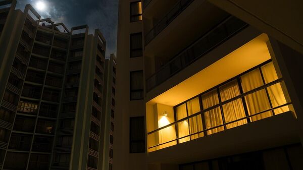 Luzes de apartamento em condomínio durante a noite - Sputnik Brasil