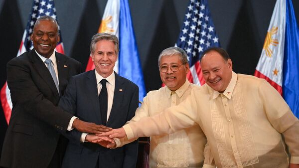 O secretário de Defesa dos EUA, Lloyd Austin (E), seguido pelo secretário de Estado dos EUA, Anthony Blinken, o secretário de Relações Exteriores das Filipinas, Enrique Manalo, e o secretário de Defesa das Filipinas, Gilberto Teodoro, dão as mãos após uma coletiva de imprensa conjunta após sua reunião 2+2 no Camp Aguinaldo, em Manila, 30 de julho de 2024 - Sputnik Brasil