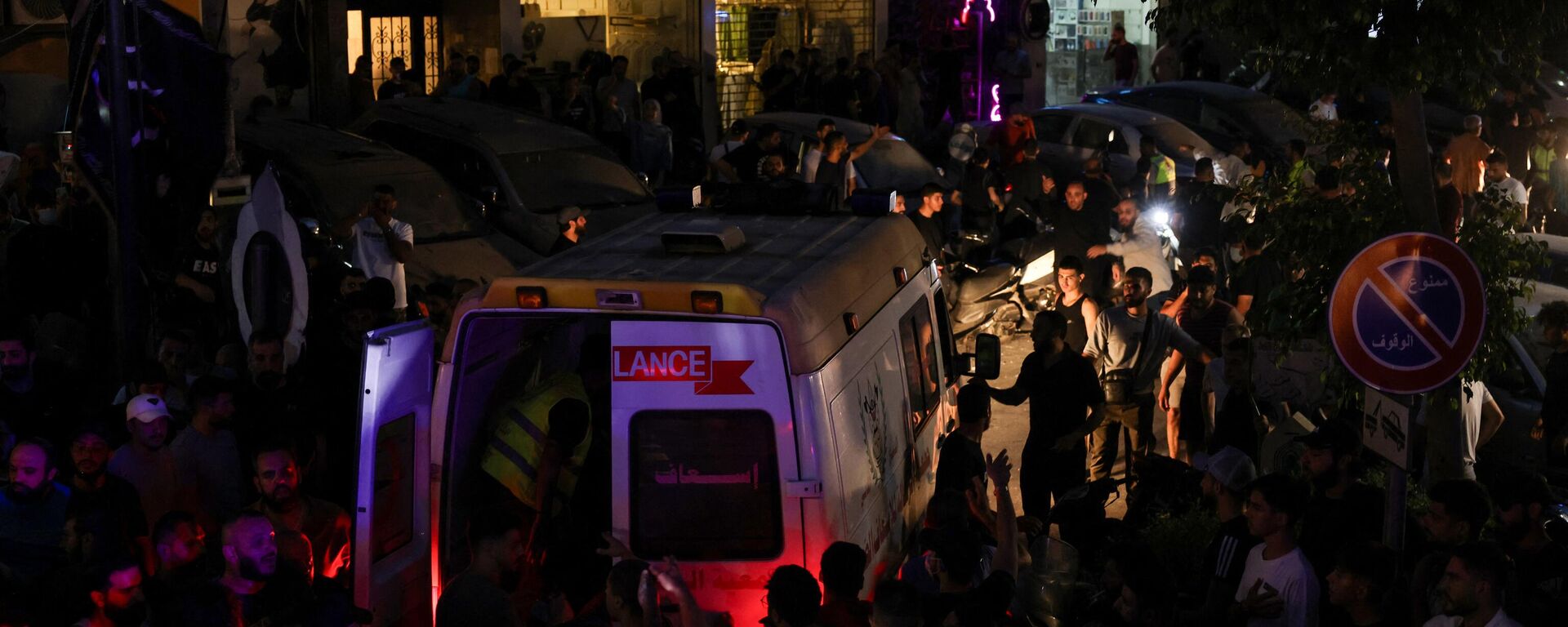 Espectadores cercam ambulância perto do local de um ataque militar israelense nos subúrbios ao sul de Beirute. Líbano, 30 de julho de 2024 - Sputnik Brasil, 1920, 30.07.2024