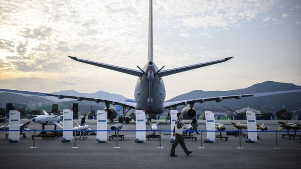 Um soldado passa por uma exposição de mísseis na Exposição Internacional Aeroespacial e de Defesa de Seul (ADEX) em Seongnam, ao sul de Seul. Coreia do Sul, 18 de outubro de 2023 - Sputnik Brasil