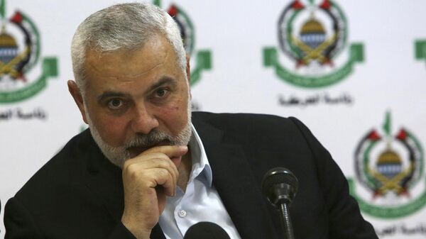 O chefe do Hamas, Ismail Haniyeh, participa de uma reunião com repórteres estrangeiros no hotel al-Mat'haf na Cidade de Gaza, 20 de junho de 2019 - Sputnik Brasil