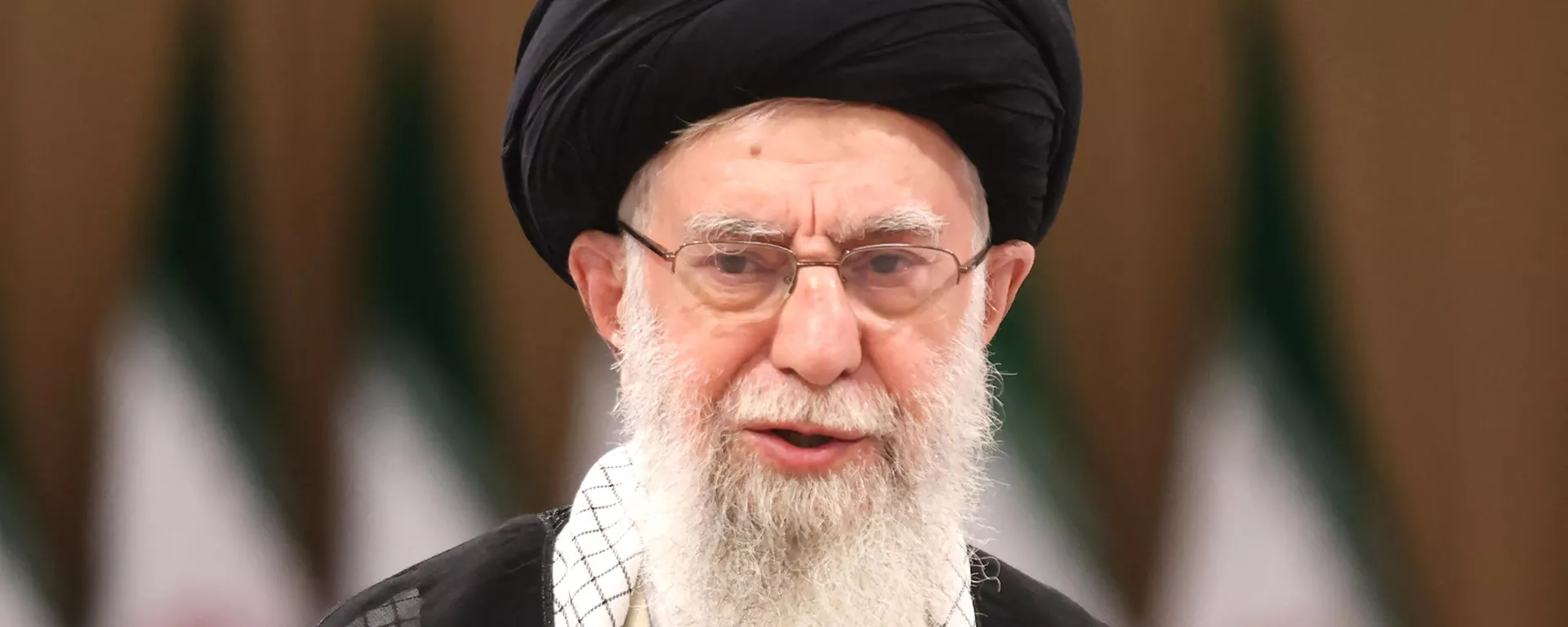 O líder supremo do Irã, aiatolá Ali Khamenei, discursa após votar durante o segundo turno das eleições presidenciais em Teerã, em 5 de julho de 2024 - Sputnik Brasil, 1920, 31.07.2024