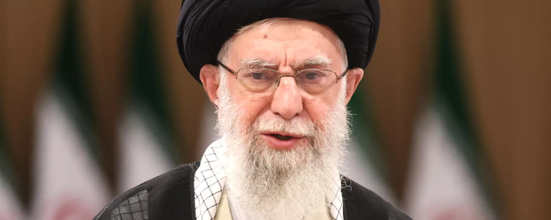 O líder supremo do Irã, aiatolá Ali Khamenei, discursa após votar durante o segundo turno das eleições presidenciais em Teerã, em 5 de julho de 2024 - Sputnik Brasil, 1920, 31.07.2024