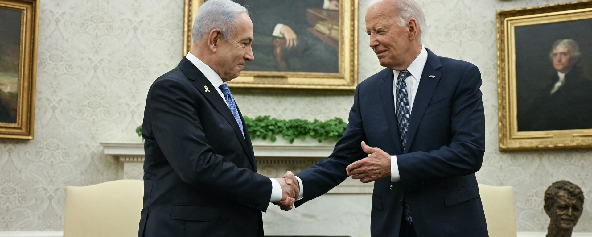 O presidente dos EUA, Joe Biden (à direita), aperta a mão do primeiro-ministro israelense, Benjamin Netanyahu, durante reunião no Salão Oval da Casa Branca, em Washington, D.C., em 25 de julho de 2024 - Sputnik Brasil, 1920, 31.07.2024