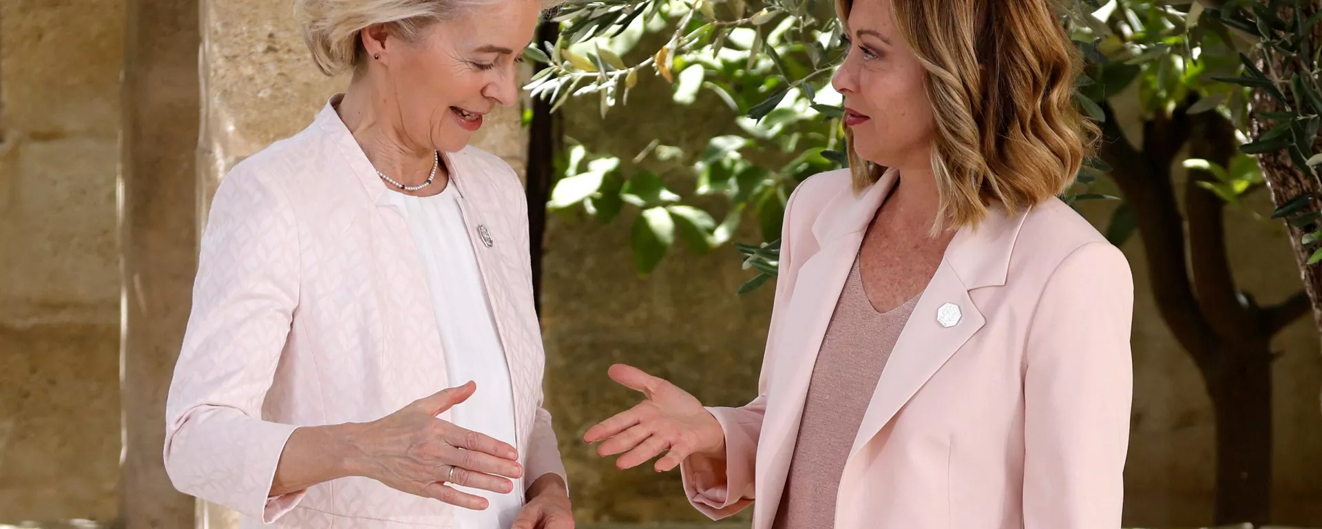 A presidente da Comissão Europeia, Ursula von der Leyen, é recebida pela primeira-ministra italiana, Giorgia Meloni, na chegada ao resort Borgo Egnazia para a Cúpula do G7, organizada pela Itália na região da Apúlia, 13 de junho de 2024 - Sputnik Brasil, 1920, 01.08.2024