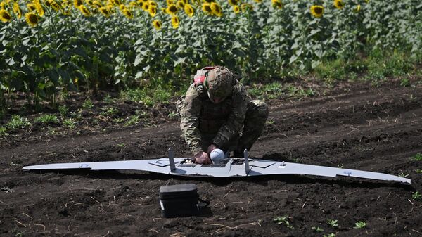 Operador de drones de reconhecimento Supercam do agrupamento de tropas Tsentr (Centro) na área de Avdeevka, durante operação militar especial da Rússia, foto publicada em 31 de julho de 2024 - Sputnik Brasil