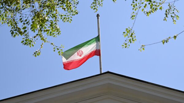 A bandeira nacional iraniana hasteada à meio mastro na Embaixada do Irã em Moscou, Rússia, depois que um helicóptero que transportava o presidente iraniano Ebrahim Raisi, o ministro das Relações Exteriores Hossein Amirabdollahian e seus companheiros caiu no noroeste do Irã, 20 de maio de 2024 - Sputnik Brasil