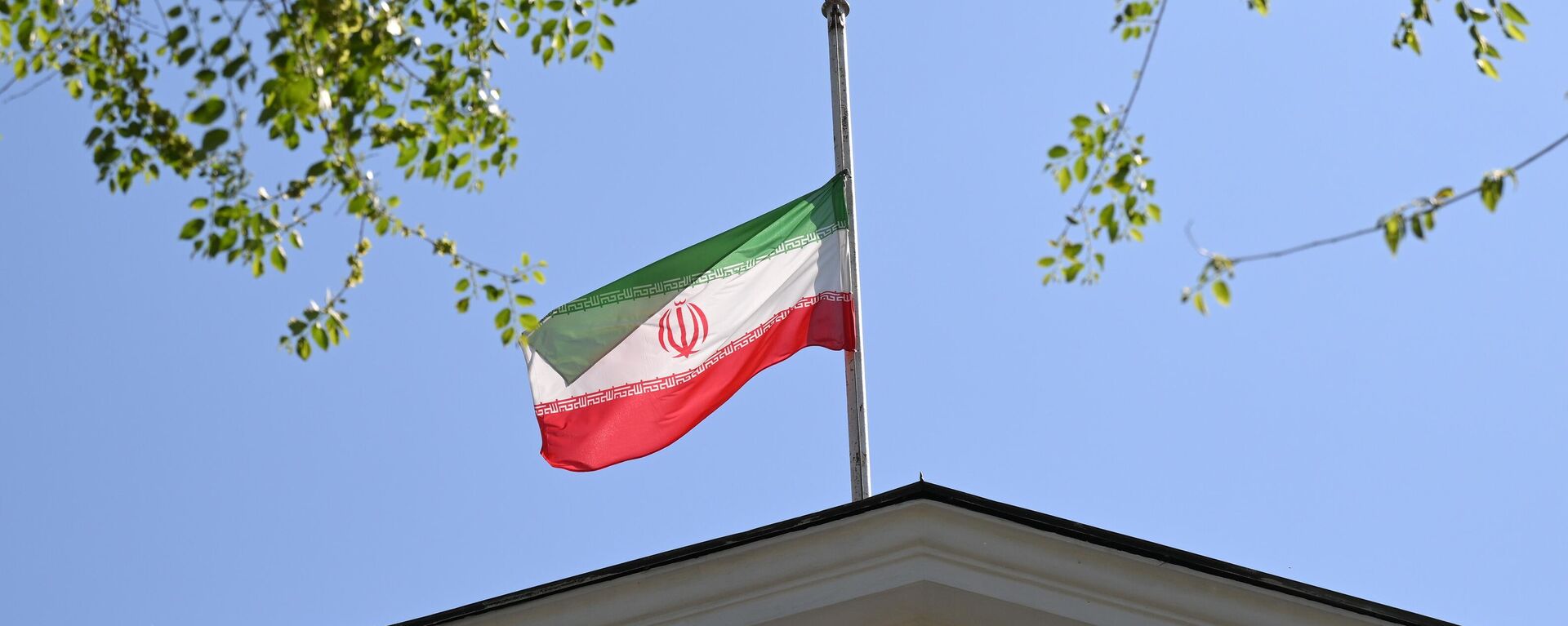 A bandeira nacional iraniana hasteada a meio mastro na Embaixada do Irã em Moscou, Rússia, depois que um helicóptero que transportava o presidente iraniano Ebrahim Raisi, o ministro das Relações Exteriores Hossein Amir-Abdollahian e várias outras pessoas caiu no noroeste do Irã, em 20 de maio de 2024 - Sputnik Brasil, 1920, 11.09.2024