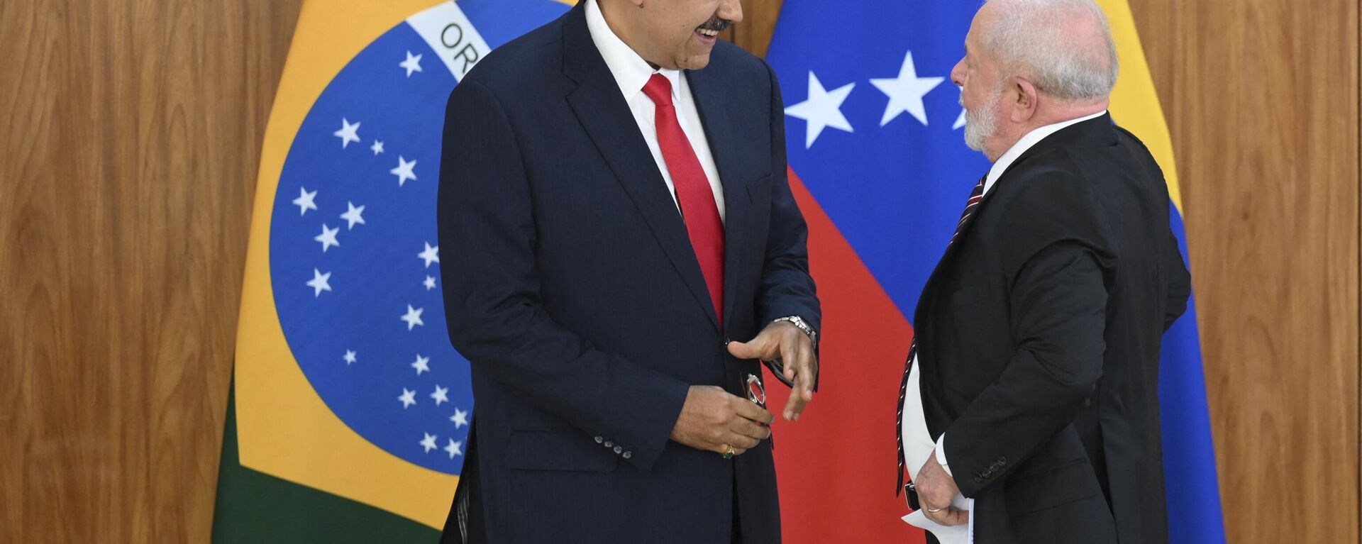 O presidente da Venezuela, Nicolás Maduro (E), compartilha um momento leve com o presidente do Brasil, Luiz Inácio Lula da Silva, após uma entrevista coletiva conjunta no Palácio do Planalto, em Brasília, em 29 de maio de 2023 - Sputnik Brasil, 1920, 01.08.2024