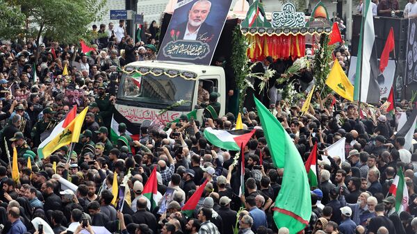 Iranianos participam do cortejo fúnebre do falecido líder do Hamas Ismail Haniya antes de seu enterro no Catar. O Irã fez procissões fúnebres com pedidos de vingança após o assassinato de Haniya, em Teerã, em um ataque atribuído a Israel. Teerã, 1º de agosto de 2024 - Sputnik Brasil