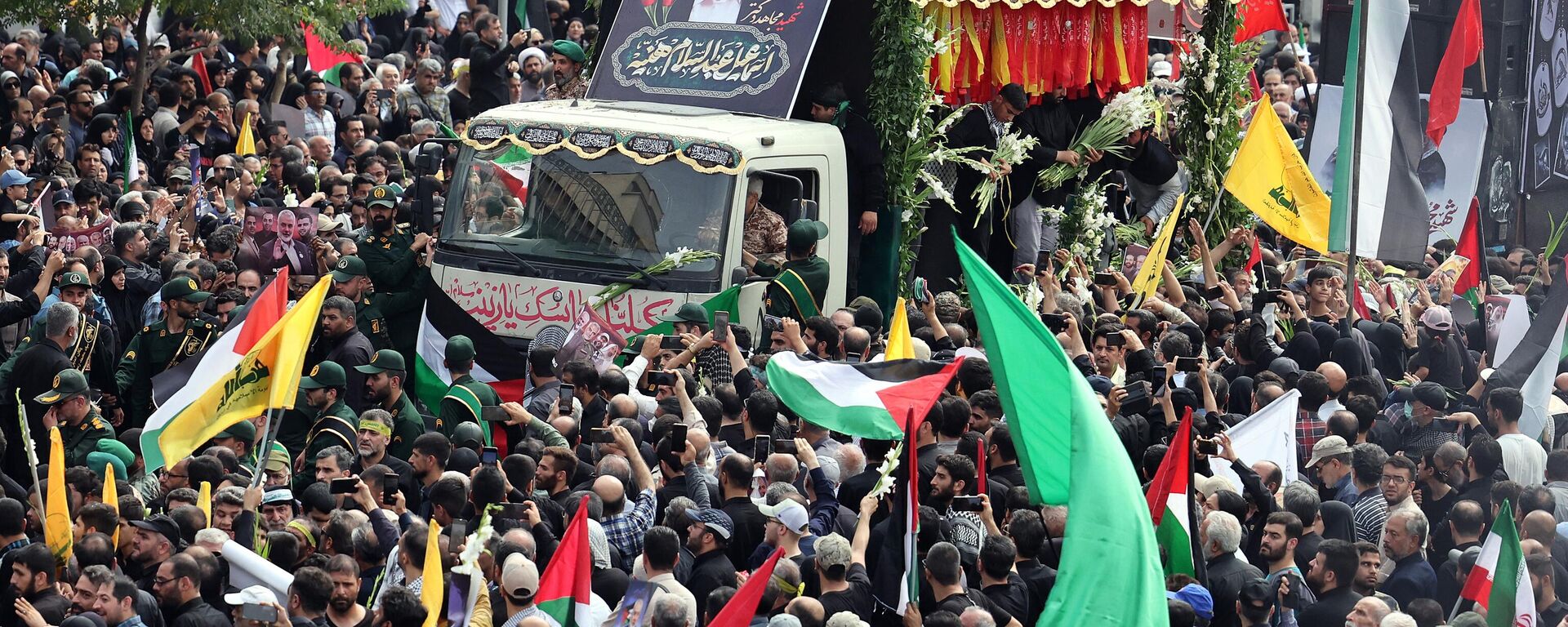 Iranianos participam do cortejo fúnebre do falecido líder do Hamas Ismail Haniya, em Teerã, em 1º de agosto de 2024, antes de seu enterro, no Catar. O Irã fez procissões fúnebres com pedidos de vingança após o assassinato de Haniya, em Teerã, em um ataque atribuído a Israel - Sputnik Brasil, 1920, 01.08.2024